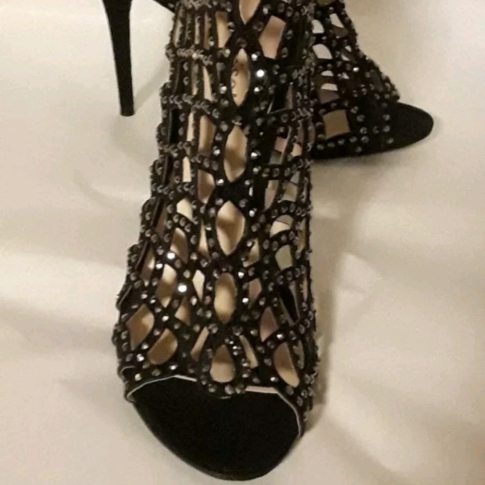 Zigi Soho "Duran" black faux suede stiletto NWOT